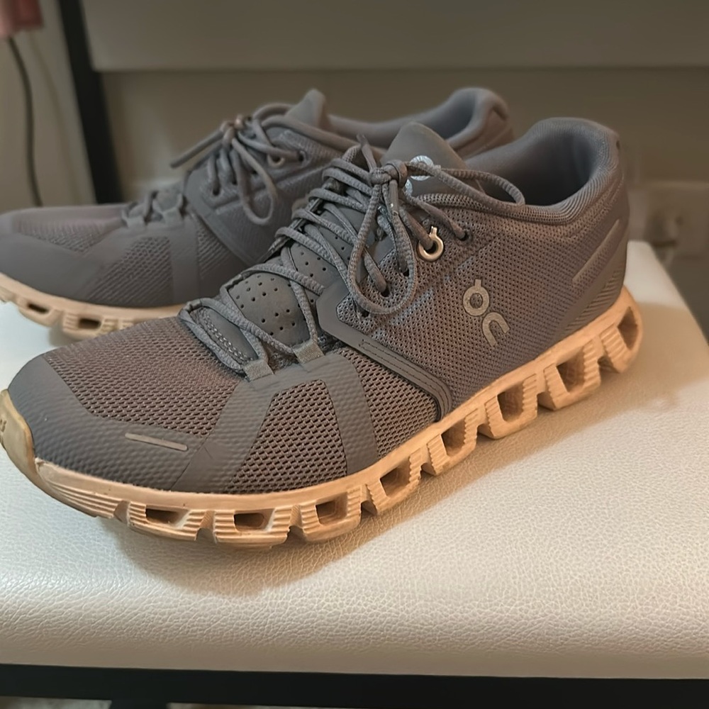 Onclouds Gray with a pink accent